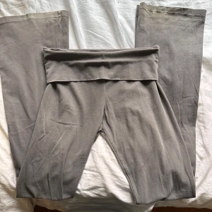 Yoga pants - Super sköna och fina yoga pants från Brandy Melville. Mörkgrå färg💞 hör av er vid frågor