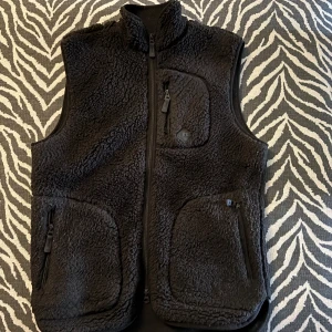 J.lindeberg fleeceväst - Säljer en svart fleeceväst från j.lindeberg. Mycket bra skick, stl S