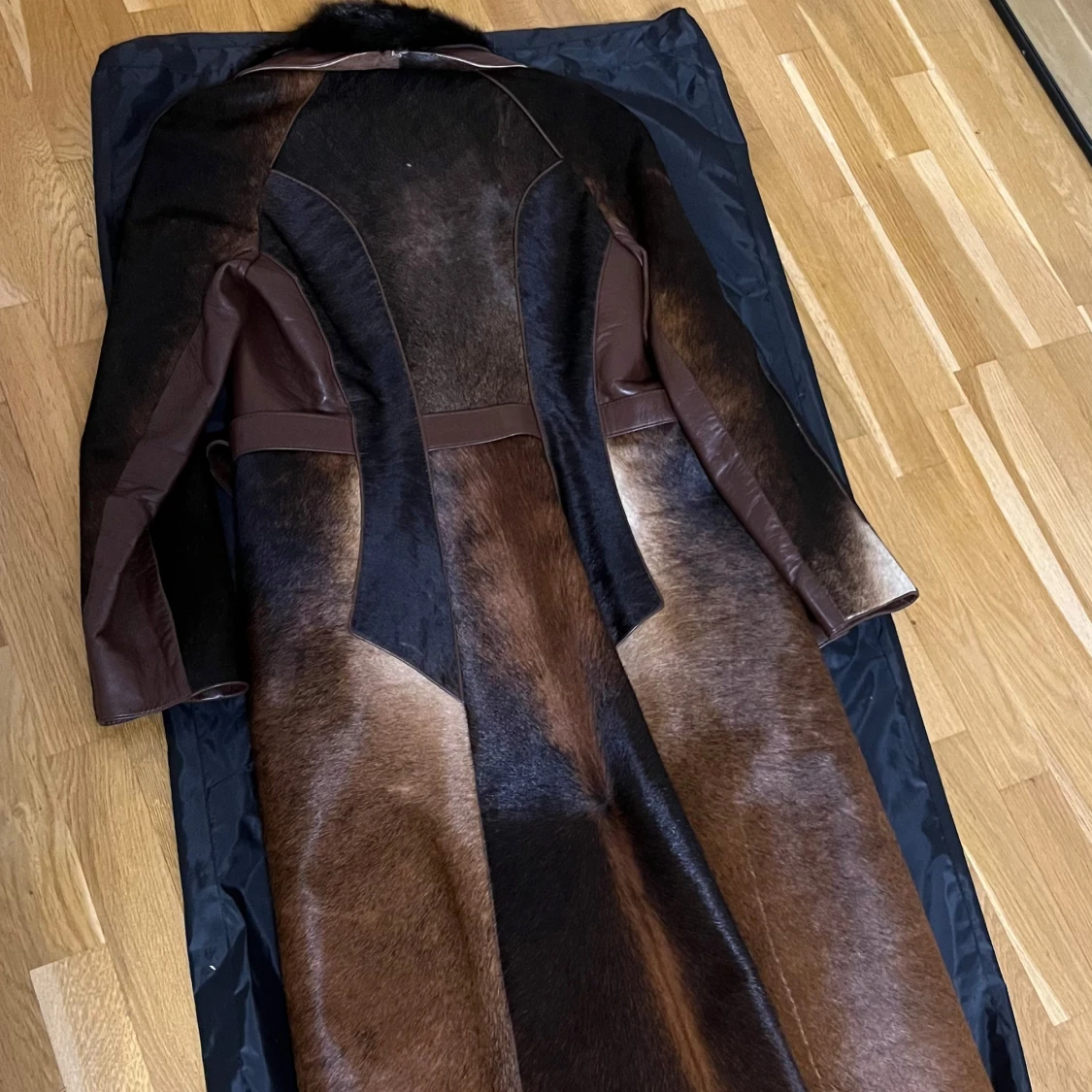 Brun pälsjacka med bälte - 1