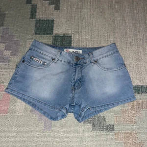 Lågmidjade jeansshorts  - Midja: 74cm (runt hela midjan) Lår: 52 (runt hela)  Mjuka sköna lågmidjade jeansshorts i storlek XS. Skriv om ni har frågor