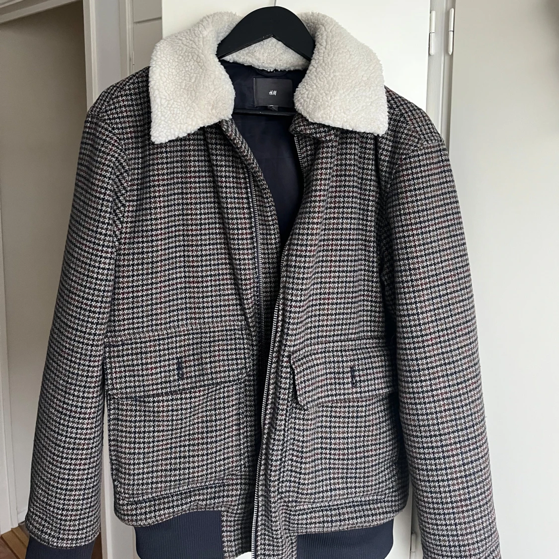 Rutig jacka med teddykrage från H&M