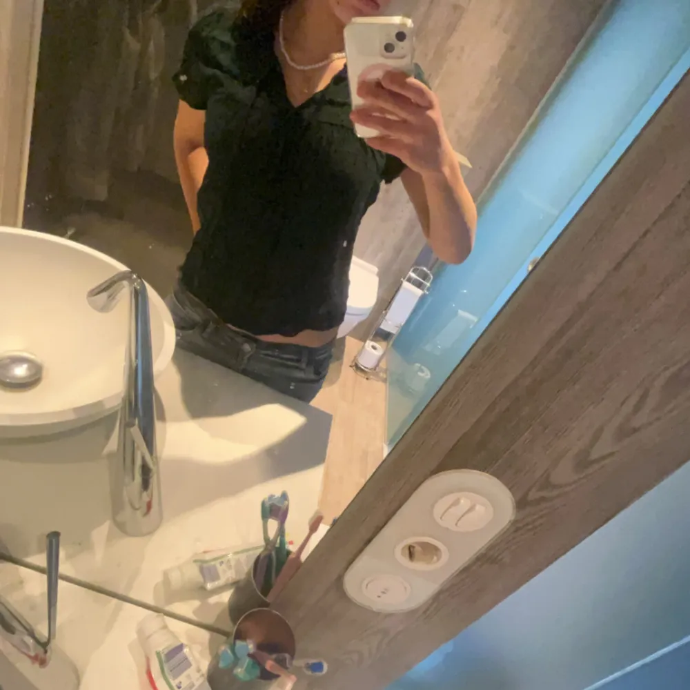Snygg grön blus med korta ärmar och knytband vid halsen. Lite skrynklig men kan lätt strykas annars i jättefint skick💕. Puserot.