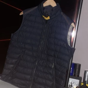 Mörkblå Pj väst - Säljer min mörkblå väst från parabumpers i storlek S, västen är i okej skick utan hål eller annat möjligtvist bara lite smutsig på insidan. Perfekt nu inför våren och sommaren, skriv ifall du har någon fråga och priset är alltid förhandlingsbart 💯