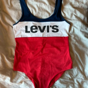 Färgglad body från Levi's - Knappt använd body från Levi’s. Storlek s