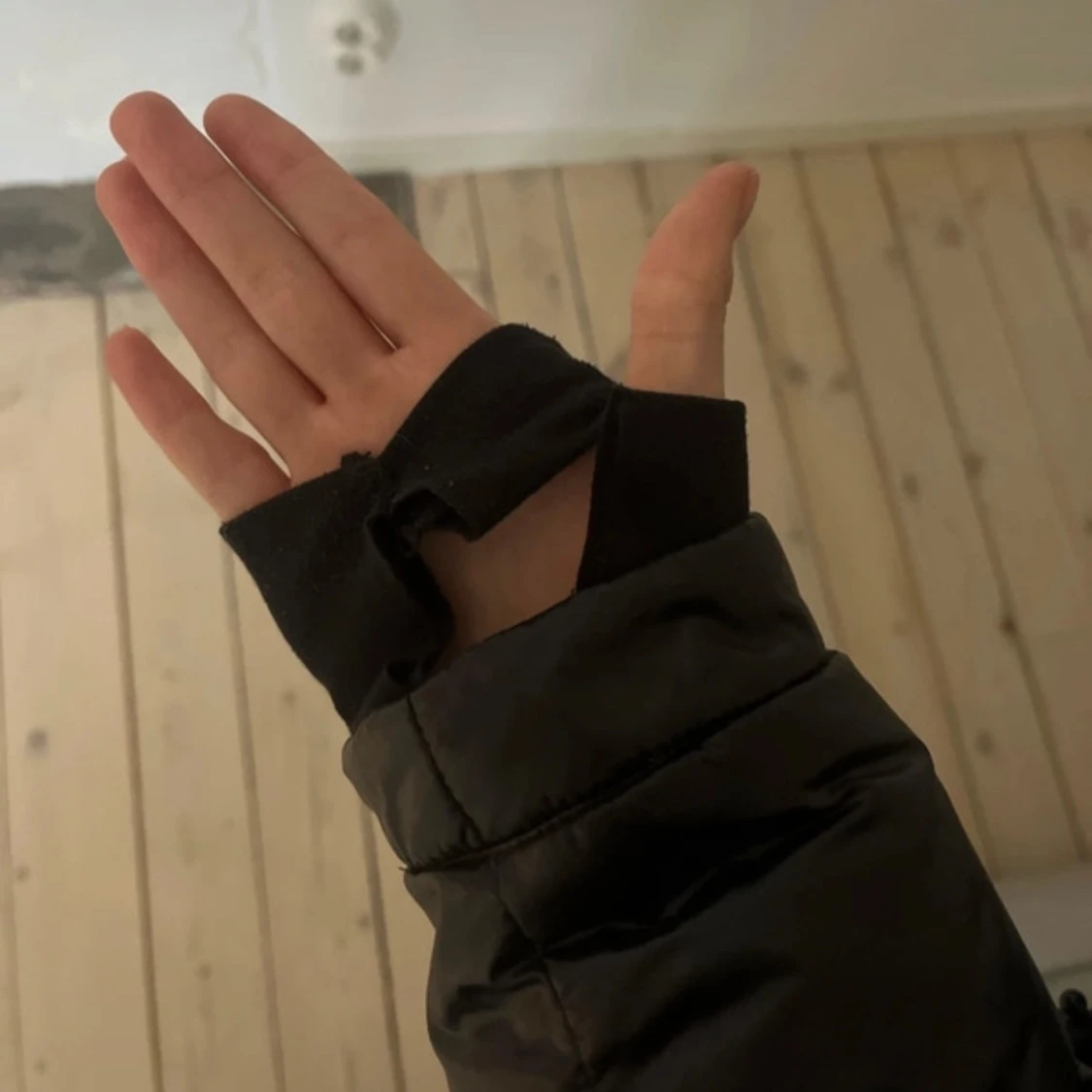 Svart dunjacka från aritzia - 4