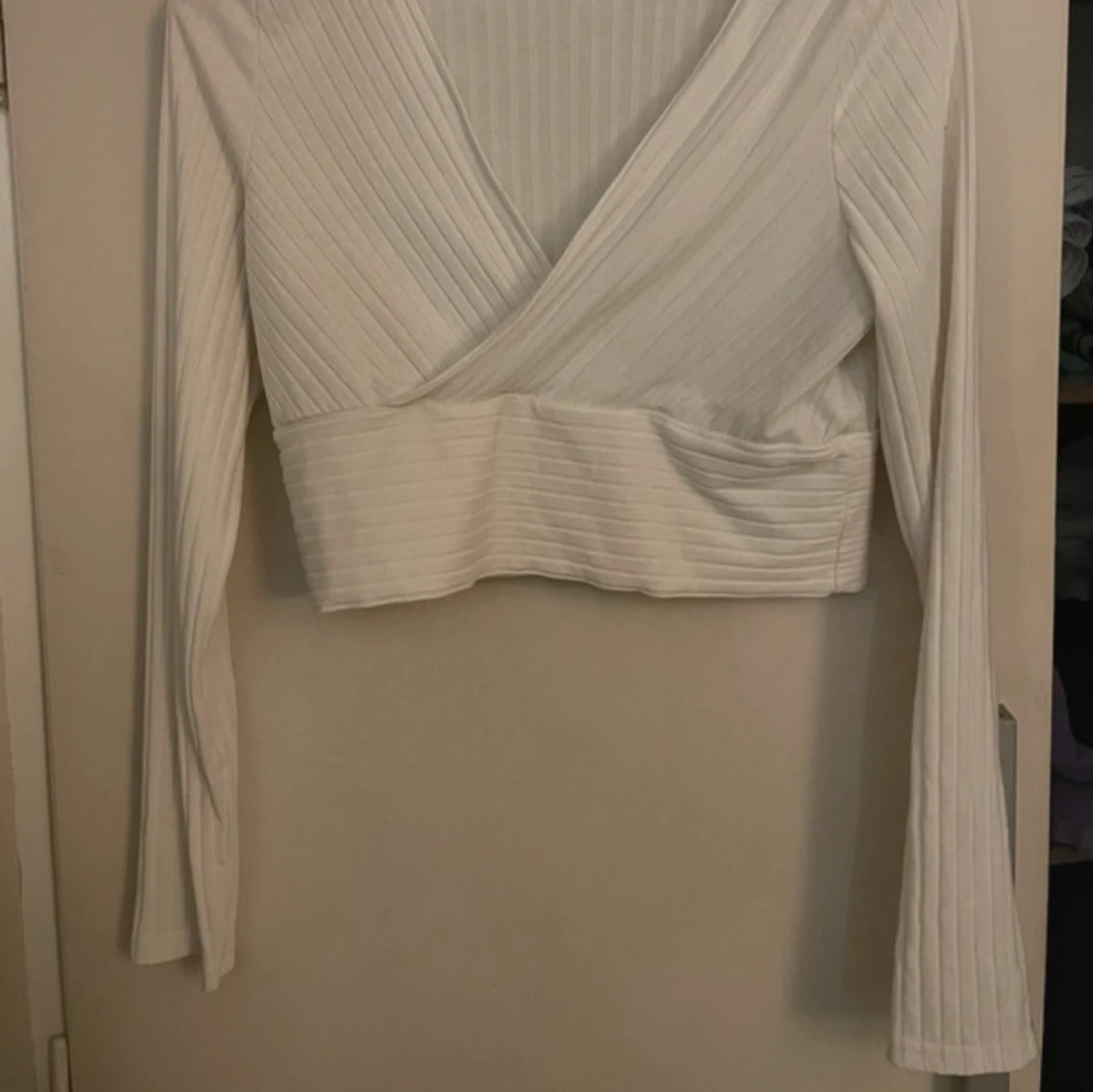 Vit ribbad omlottopp - 1