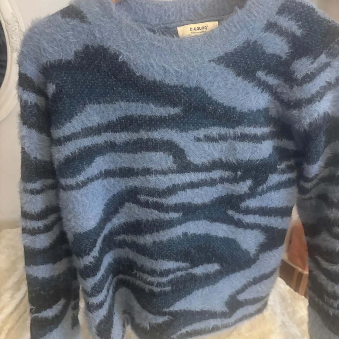 Blå och svart mönstrad tröja från B. Young - 1