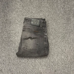 Nudie jeans - Säljer ett par feta nudie jeans som är i 9/10 skick sitter slim fit👌