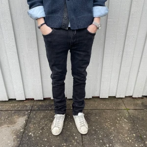 Nudie jeans  - Säljer ett par snygga Nudie jeans i modell Thin Finn. Jeansen är i mycket bra skick utan defekter. Det är storlek W34/L32 men sitter mer som 30-31 i midjan. Vid minsta fråga eller fundering är det bara att höra av sig🙌😄