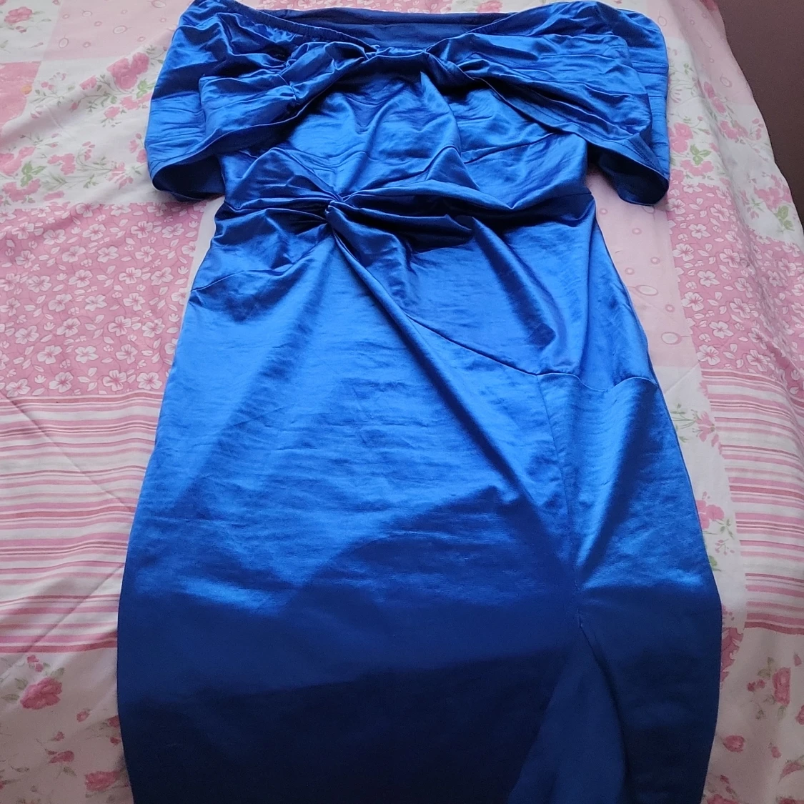 Blå axelbandslös klänning