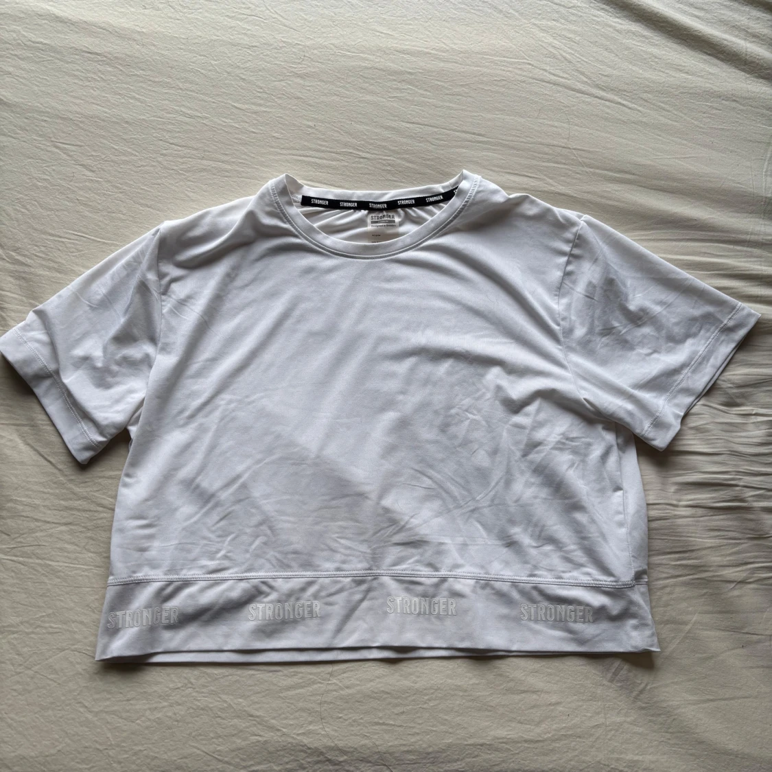 Vit t-shirt från Stronger