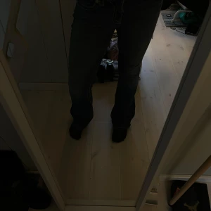 Miss me jeans - Säljer nu dessa lågmidjade bootcut jeans ifrån miss me, köpte dessa i sommras på Plick för 1250kr och säljer nu för att jag har för många jeans😅 längst nere på benen finns lite slitningar men inget man tänker på, vanligtvis har jag strl 28 på miss me jeans men dessa passar jätte bra då det är lite små i storleken men även stretchiga 🥰 skriv för mer frågor eller funderingar❤️ (priset går att pruta på)