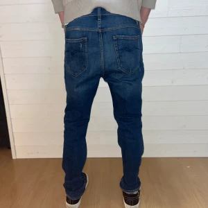Bulk jeans - 2 par nudie ett par replay 
