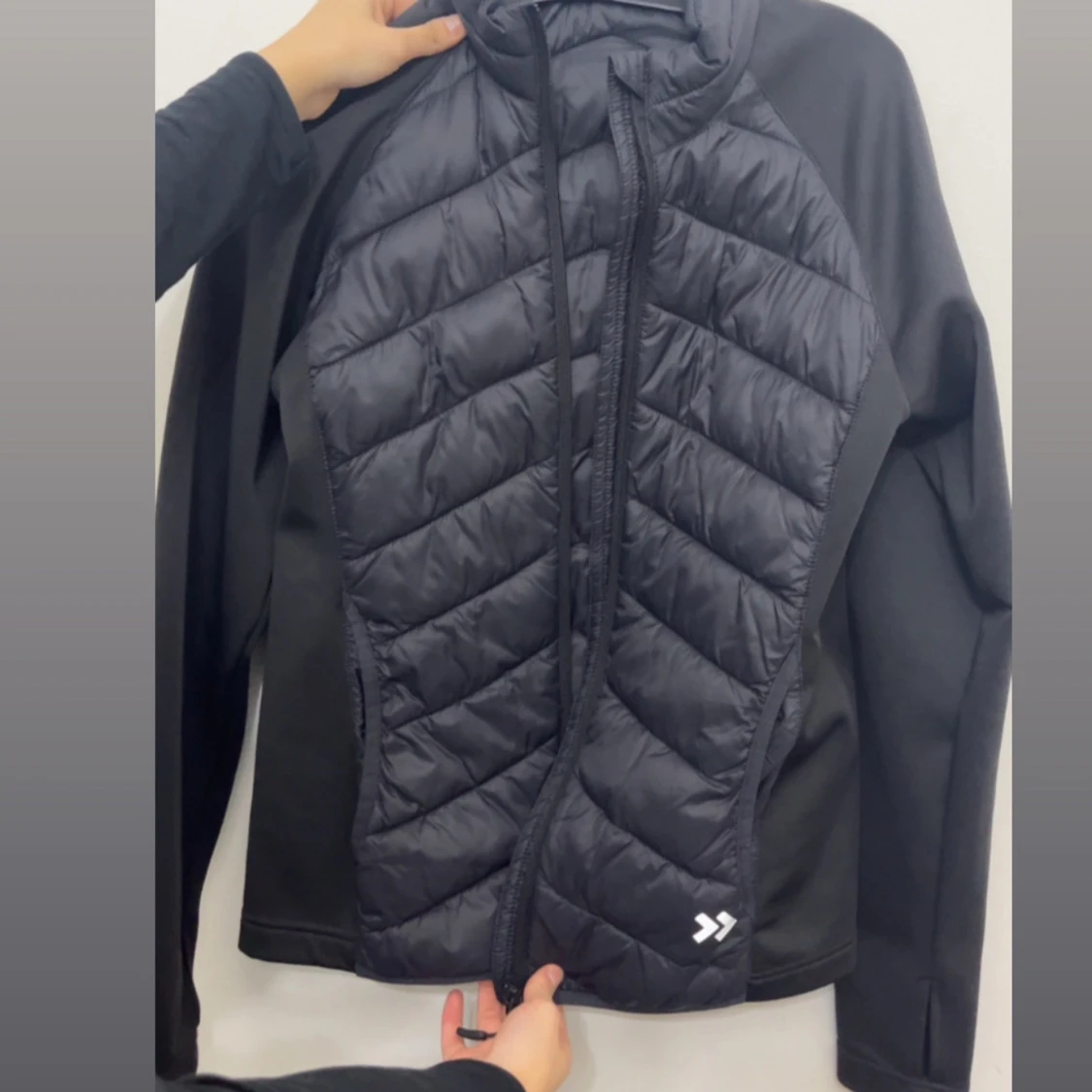 Svart pufferjacka med dragkedja