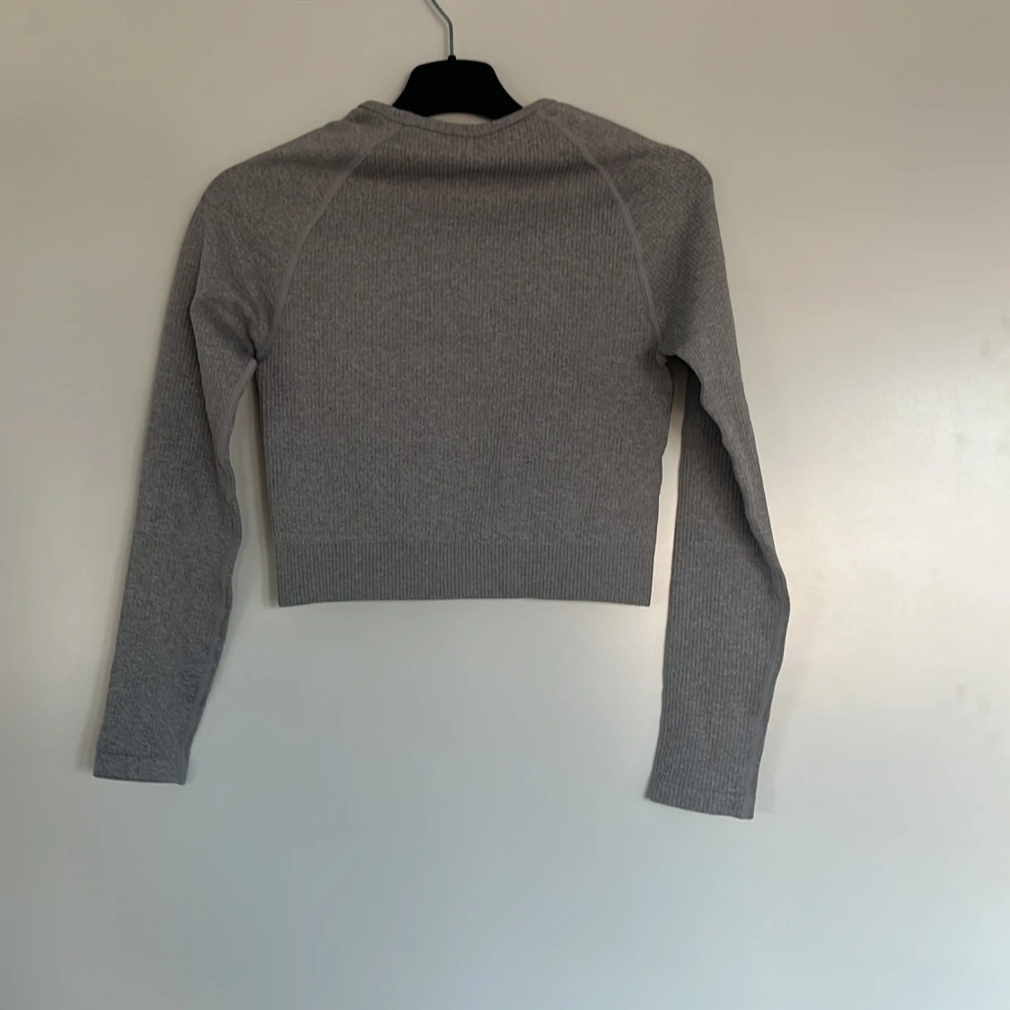 Grå ribbad croppad tröja från NA - 1