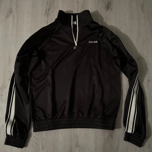 Half zip - Half zip I princip helt oanvänd tyckte inte den passade mig så bara legat i garderoben. 