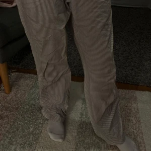 Linnebyxor lager157🤍 - Snygga och bekväma randiga byxor från lager 157, perfekta till en sommarkväll eller nu till våren🤍🪩 