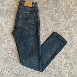 NUDIE JEANS high kai - Slim fit jeans med go färg och passform.  Skriv gärna vid funderingar kring pris eller kring varan. Pris är inte hugget i sten