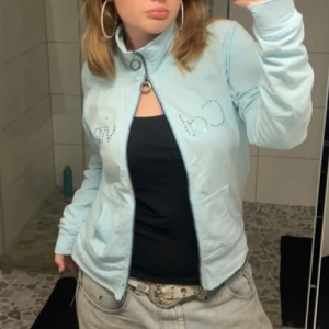 Calvin Klein zip up - Calvin Klein zip up, köpt på beyond retro. Dragkedjan är lite trög men går att fixa. Pris kan diskuteras 