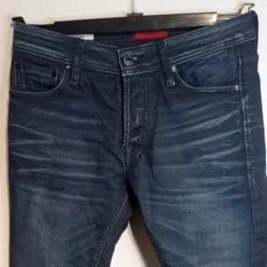 Slim jeans J & J - Sjukt feta blå jeans från jack and jones med en klassisk tvätt och snygga slitningar. De sitter slim fit, kanske lite mindre än normal storlek! Passar till nästan allt. Priset är självklart förhandlingsbart.💯👖