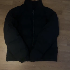 Svart pufferjacka från Weekday - Säljer en svart pufferjacka från Weekday i storlek M. Super bra skick 