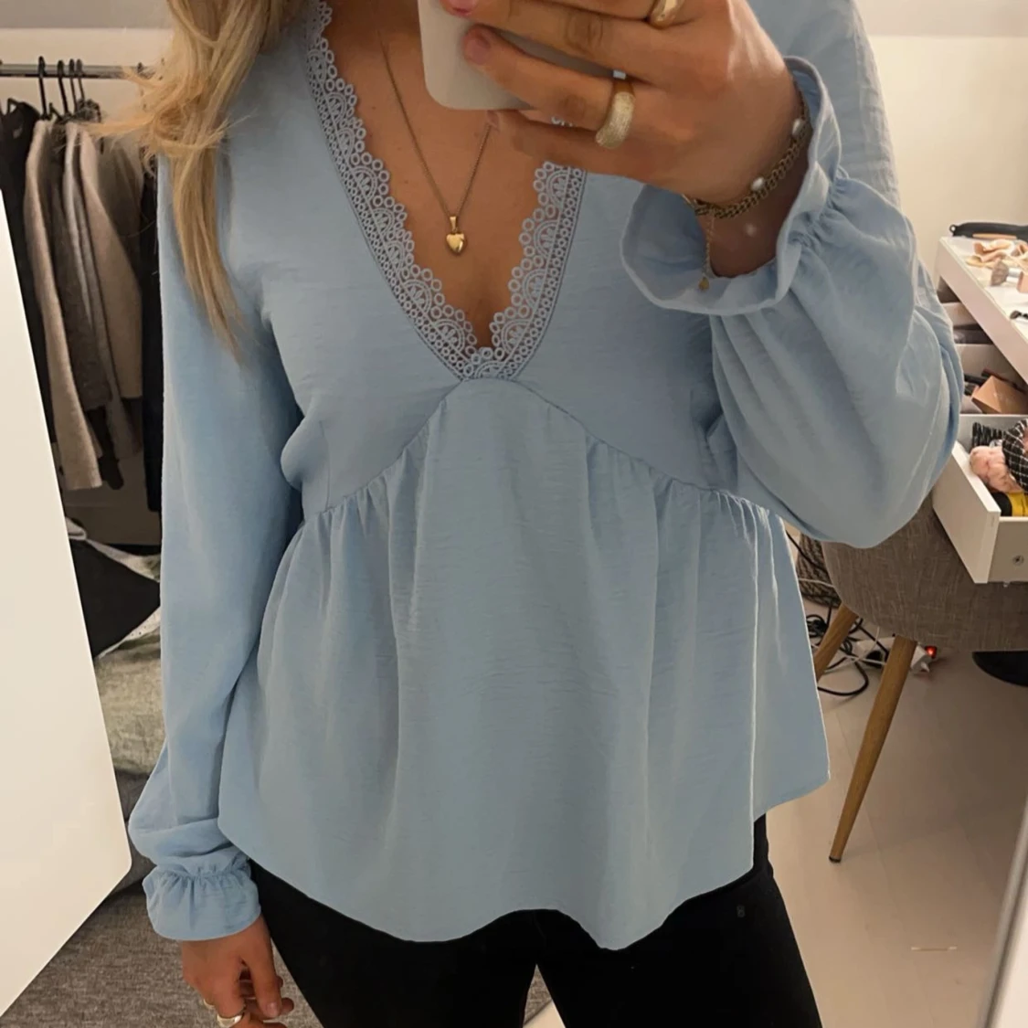 Ljusblå blus med spetsdetaljer