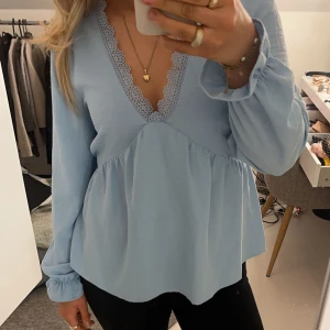 Ljusblå blus med spetsdetaljer - Super söt blus från veromoda☺️Säljer då jag inte använder den så ofta💛