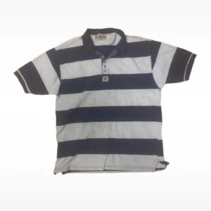 Grisch Pikétröja - Köptes på second hand, stum i tyget men är ändå fin. Jag gissar att det är en Large men det står ingen faktiskt storlek som jag kan hitta. Skriv för frågor.