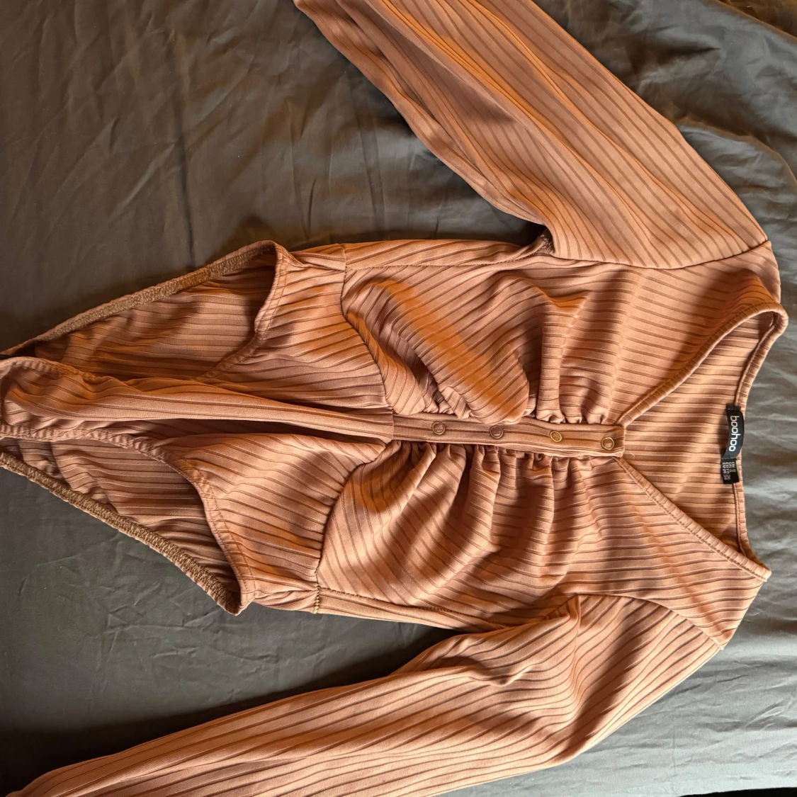 Brun ribbad bodysuit från Boohoo - 1