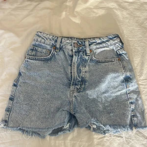 Blå jeansshorts med fransar - Snygga blå höga jeansshorts från Wrangler med fransiga kanter. Perfekta för sommardagar! Skriv för frågor eller fler bilder💗