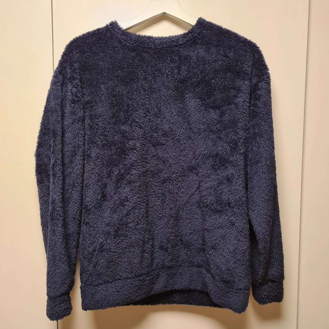 Mörkblå fluffig tröja från Uniqlo - 1