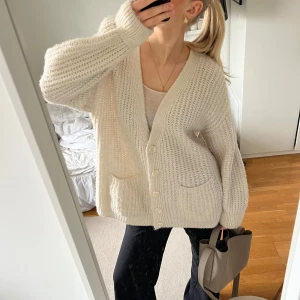 Vit stickad kofta - Super fin mysig stickad kofta 