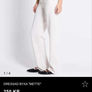 Vit dressad byxa 'Mette' - Snygga vita dressade byxor 'Mette' med en elegant och stilren design. Byxorna har en rak passform och är perfekta för en chic look. Nyskick:250kr