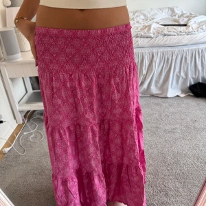 Rosa lång kjol  - Super söt rosa lång kjol med mönster🩷🩷står ingen storlek men gissar på s!