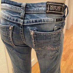 Miss me jeans  - Raka jeans från miss me. Använda men hela.               Innerbenslängd: 72 cm.                                                      Midjemått rakt  över: 42 cm.                                           Tveka inte att höra av er vid frågor eller prisförslag💗