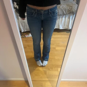 Blå jeans från LTB - Snygga blå jeans från LTB. Storlek26/32. Använt få gånger. Jag har spretat upp längst ner på jeansen så att de blir längre och för en snygg detalj. Nypris 580☺️