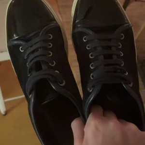 Lanvin - Säljer dessa feta lanvins i bra skick! Passar både till vintern och sommaren! Passar en storlek större💯 Kom privat vid funderingar✌️🤩