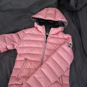 colmar jacka xs/s - Så fin rosa colmar jacka med mörkgrått innerfoder. Tror den är i stl 38 men passar xs/s 💕 Bra skick! 