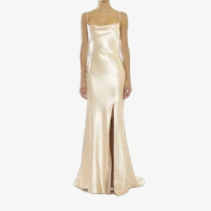 Champagnefärgad bal klänning - Så så fin bal klänning från true decedence  den är champagnefärgad i satin med slits! 💗Endast använd 1 gång så i princip ny!🙌🏼💗🥂