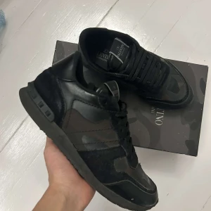 Hel svarta Valentino rockrunners i storlek 39 - Valentino rockrunners, den perfekt vinterskon. Skick 8/10. Skriv vid minsta fundering!
