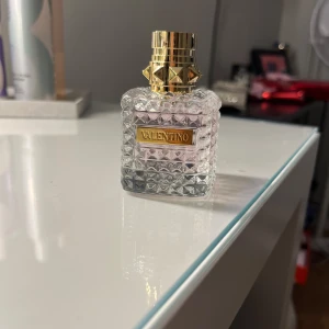 Valentino Fragrance - Säljer en oanvänd Valentino Donna Eau de Parfum, kommer i original förpackning. 30 ml, hör av er vid funderingar .