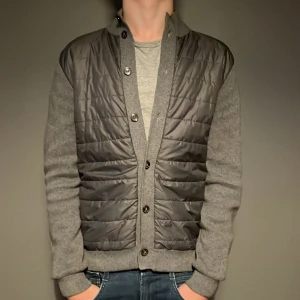 Massimo dutti cardigan - Fet Massimo dutti cardigan, riktigt bra skick, storlek M men passar även S. Modellen är 179,   (7)