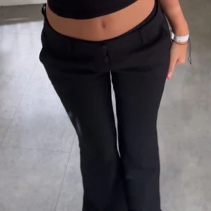 Svarta kostymbyxor från bikbok - Snygga svarta byxor från BikBok i storlek 36. De har en bootcut-stil och är lågmidjade, användt få antal gånger! 💞