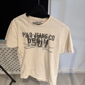 Ralph Lauren T-Shirt - Ralph Lauren T-Shirt, mycket bra skick. Storlek M, hör av er vid fundering 