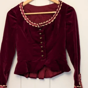 Jättefin vintage blus  - Så vacker unik blus som kan användas till lolita stilen, halloween, goth stil eller bara till vardags! Bra skick, oanvänd av mig men köpt på Plick. Svårt att hitta i dagens butiker. Knapparna har pärlor på (troligtvis inte riktiga) och en knapp saknas⭐