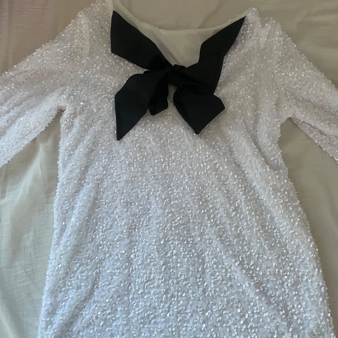 Vit glittrig klänning med svart rosett - 90