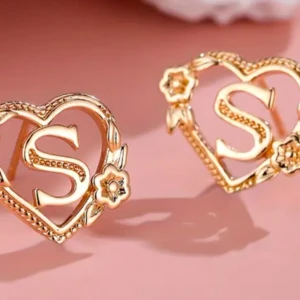 Hjärtformade örhängen med bokstaven "S"! - Söta hjärtformade örhängen med bokstaven "S" i gulmetall. Nya!