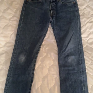 Levi's 501 jeans - Klassiska blå Levi's 501 jeans med en straight passform. Perfekta för en avslappnad stil. Riktigt bra material!