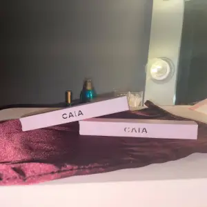 Två ögonskuggspennor från CAIA i färgerna Icy Champagne och Silver Spice. Superfina men kommer inte att komma till användning💖tror de inte finns till försäljning på hemsidan längre/ännu men sätter priset 195kr/st. OBS: hör av er först vilken ni vill köpa innan ni klickar på köp nu