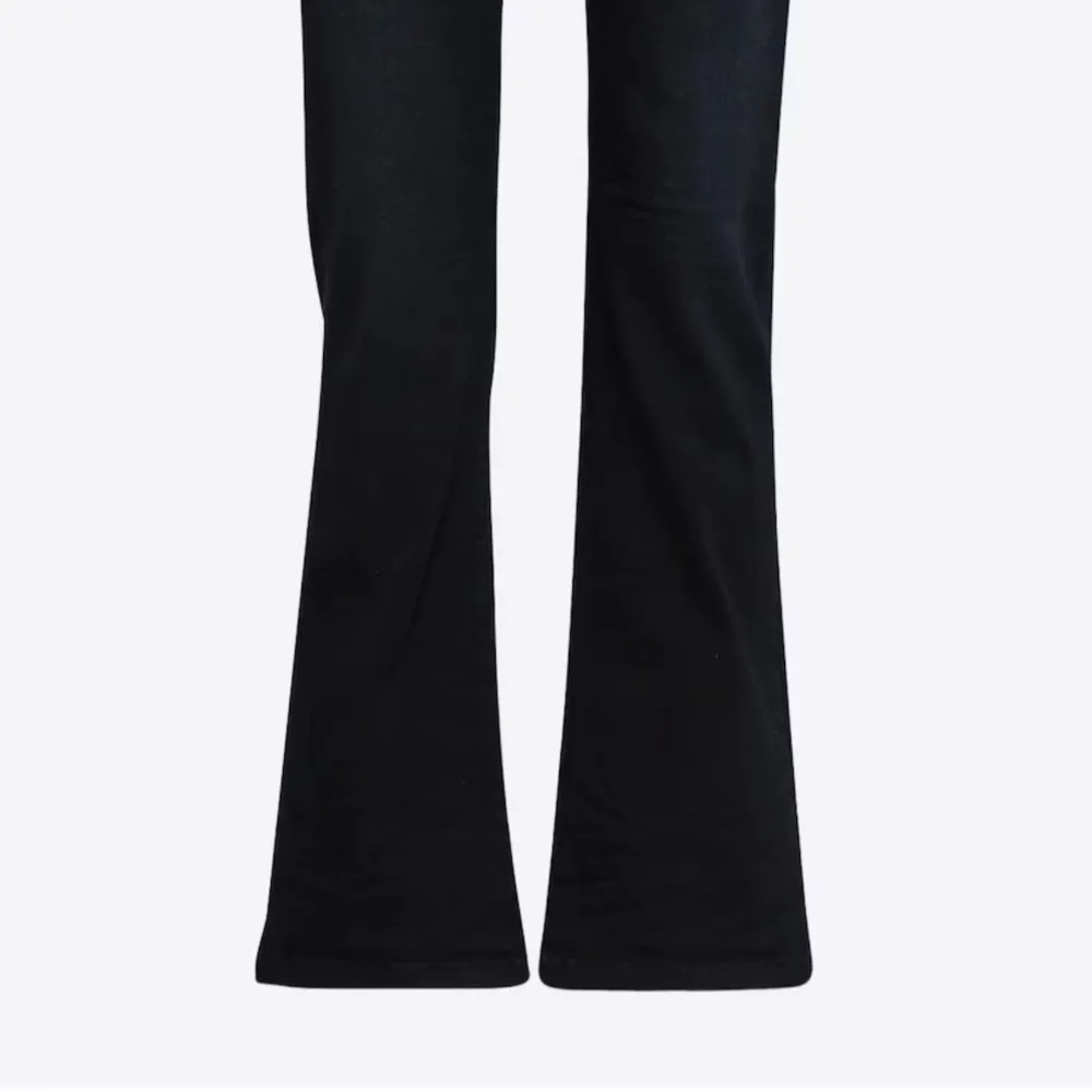 Snygga svarta bootcut jeans med låg midja. Dem är för stora för mig de är därför jag säljer dem. Har inga defekter❤️ kom privat för mer bilder ❤️. Farkut & Housut.